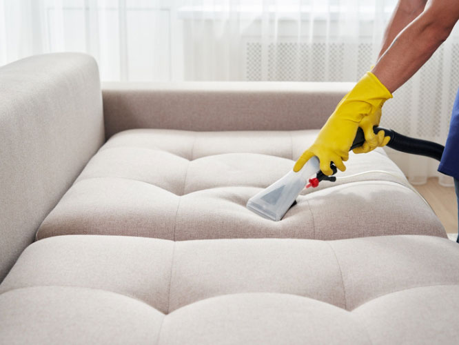 Limpieza de sofá mediante aspiradora